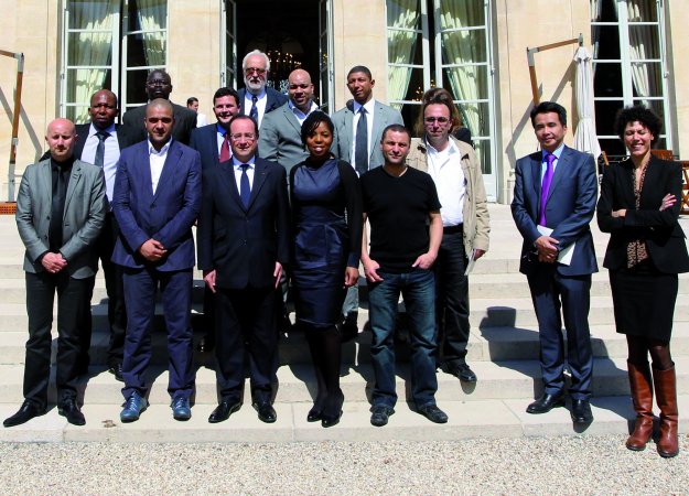 Le 24 avril 2013 à l'Elysée, François Hollande reçoit dizaine d'acteurs des quarrtiers, dont Moïse Gomis (Presse & Cité).