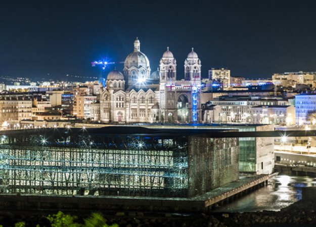 Le Mucem, éclairé au premier plan Le Mucem, éclairé au premier plan