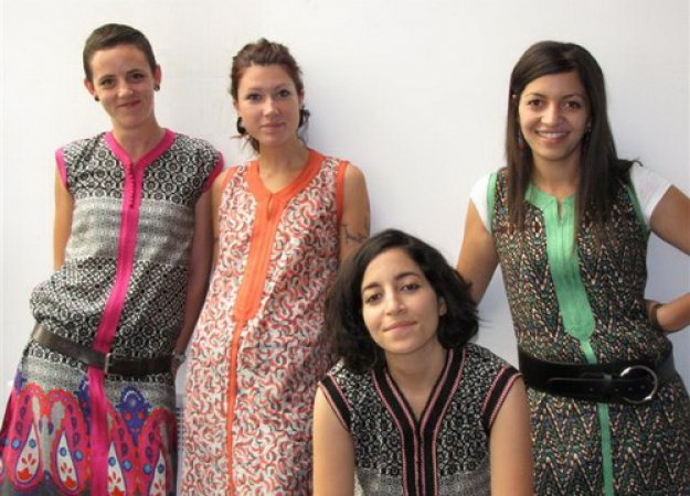 Saïda Essafiry a crée la marque AMZAKEL (assise parmi les 4 jeunes femmes qui portent ses créations)