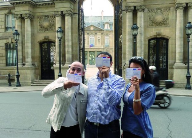 Trois membres de l'association Balle au Centre devant l'Elysée, Brandissant leur carte électorale au centre, Rachid Chatri / DR