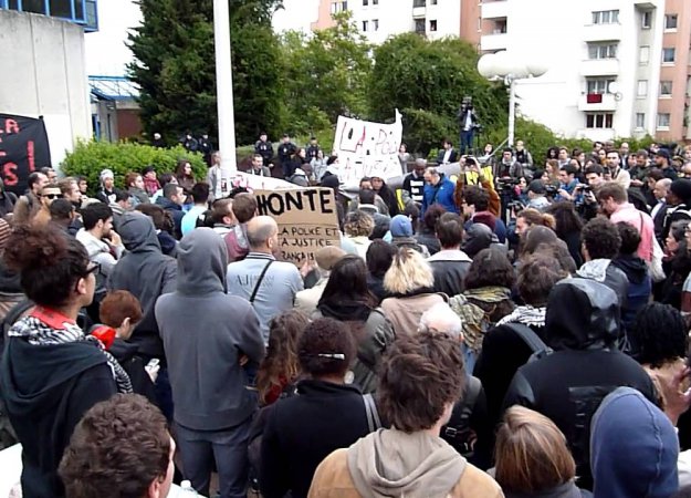 Rassemblement pour Zyed et Bouna le 18 mai 2015 devant le tribunal de Bobigny Rassemblement pour Zyed et Bouna le 18 mai 2015 devant le tribunal de Bobigny