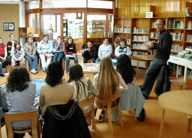 Une classe en cours Copyright Wikimédia Korido Une classe en plein cours dans une bibliothèque (Copyright Wikimédia Korido)
