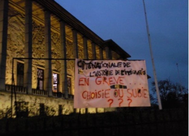 Panneau de grève devant la CNHI en décembre 2009