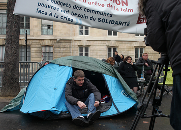 Le maire de Sevran Stéphane Gatignon en grève de la faim devant l'Assemblée Nationale