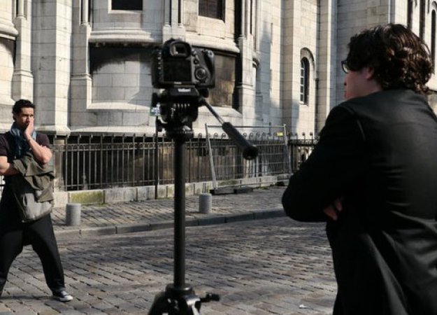Nadir Ioulain (réalisateur, à dr.) Nadir Ioulain (réalisateur, à dr.), près du Sacré-Cœur, à Paris, lors du tournage de la bande-annonce d'« Un dîner presque français ? ».