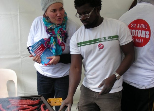 Barbecue citoyen à Lille-Sud. Meriem Amouri sur la gauche ©Luisa Nannipieri