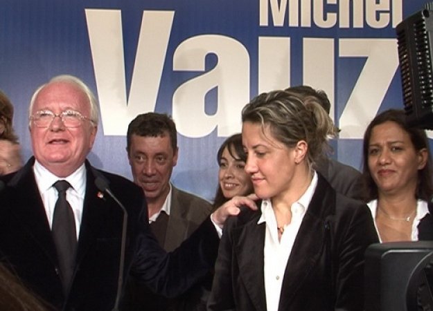 Michel Vauzelle le soir de la victoire entouré de candidats d’origines diverses