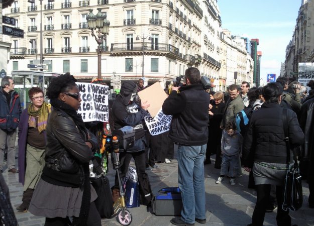 Mobilisation pour la Jpurnée Sans Immigrés le 3 mars 2010 devant l'Hôtel de Ville de Paris
