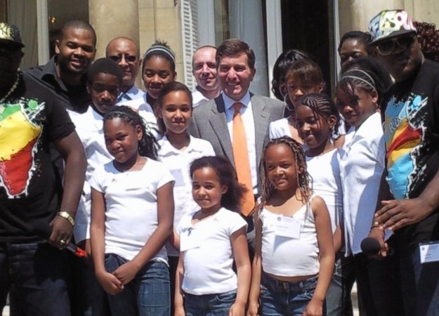 L'ambassadeur Charles H. Rivkin entouré du groupe K.Ommando Toxic et des enfants de la chorale de leur titre "la vida loca"