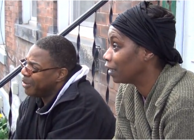 Un couple démarché sur son pas-de-porte dans le quartier de Lawrenceville, Pittsburgh