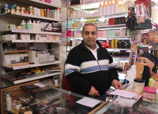 Saleem dans son magazin à Saint-Denis