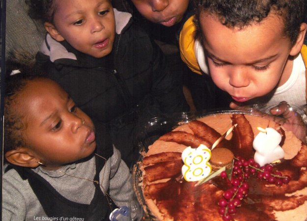Photo Sakamo - Les bougies d'un gâteau d'anniversaire dans une famille de Garges-lès-Gonnesse Photo Sakamo - Les bougies d'un gâteau d'anniversaire dans une famille de Garges-lès-Gonnesse