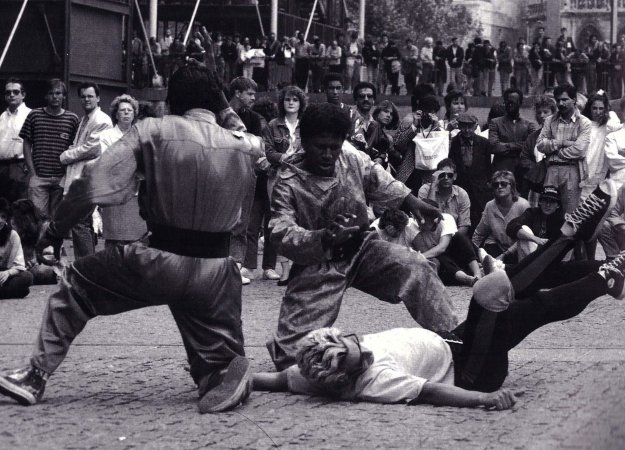 Paris Beaubourg 1988 - crédit photo Amadou GAYE Paris Beaubourg 1988 - crédit photo Amadou GAYE
