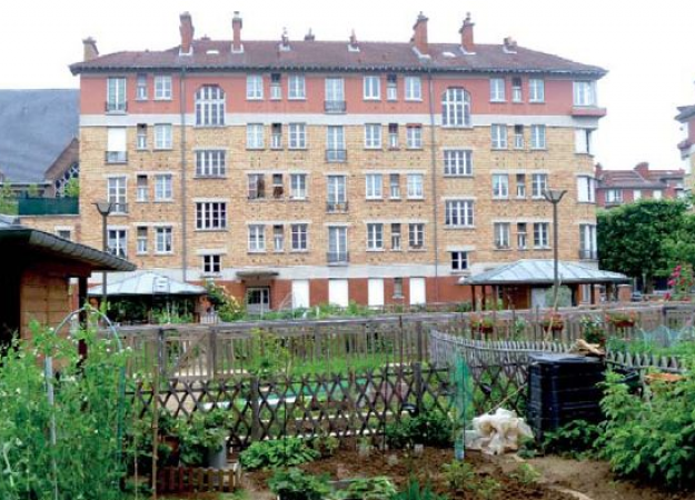 À Suresnes : au milieu des collectifs, un espace public reconverti en jardins familiaux. Suresnes Garden Cities (1921-1939). © Lucile Mettetal, IAU île-de-France