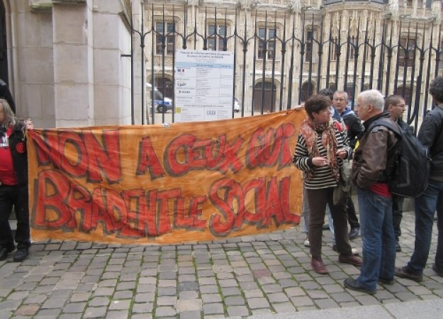 Le collectif 76 à bout de nerfs devant le tribunal de Rouen. Par Cherif Kane