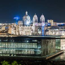 Le Mucem, éclairé au premier plan