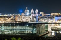 Le Mucem, éclairé au premier plan
