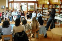 Une classe en plein cours dans une bibliothèque (Copyright Wikimédia Korido)