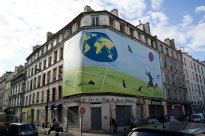 Près de la porte de Paris, de nombreux bâtiments délabrés attendent d'être rénovés, et leurs habitants d'être relogés. (photo : Cosme Buxin)