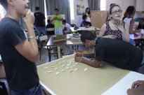 Des lycéens de la Réunion préparent des programmes politiques et simulent des élections parlementaires européennes. © Cidem