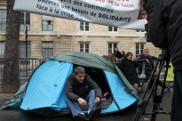 Le maire de Sevran Stéphane Gatignon en grève de la faim devant l'Assemblée Nationale