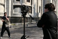 Nadir Ioulain (réalisateur, à dr.), près du Sacré-Cœur, à Paris, lors du tournage de la bande-annonce d'« Un dîner presque français ? ».