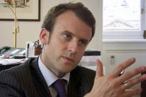 Emmanuel Macron, le vrai ministre des banlieues ?