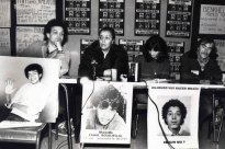 Aux côtés de Mme Hachichi, présidente de l'association nationale des familles des victimes  des crimes racistes ou sécuritaires,  Mogniss H. Abdallah anime une conférence de presse pour présenter le premier rassemblement à Paris des "Folles de la place Vendôme", le 21 mars 1984. © photo : agence IM'média