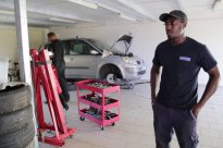 Toumany Sané dans son garage des Rochers - Photo d'après film de BGE